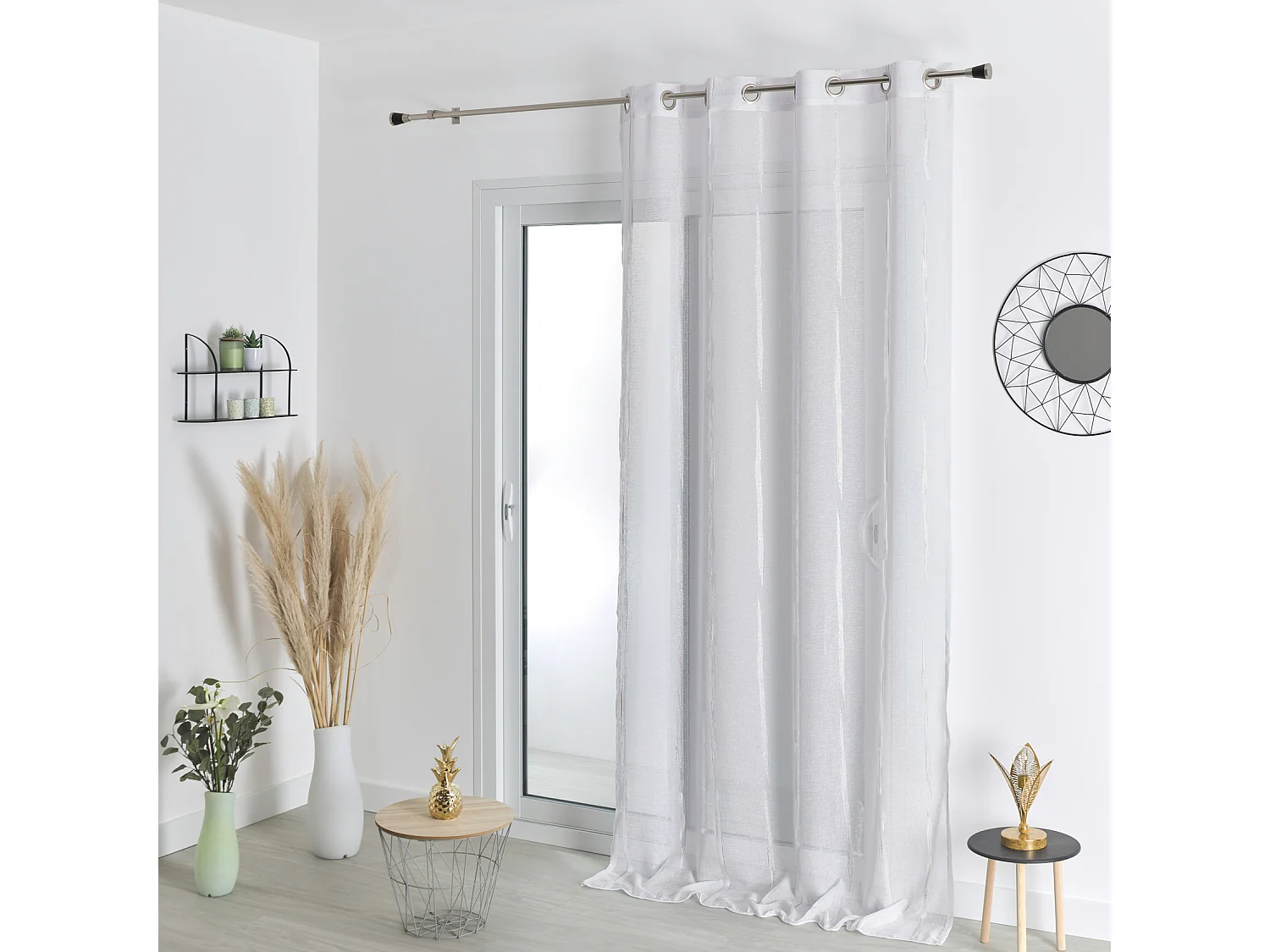 Gardine aus bunter Etamine mit Streifen