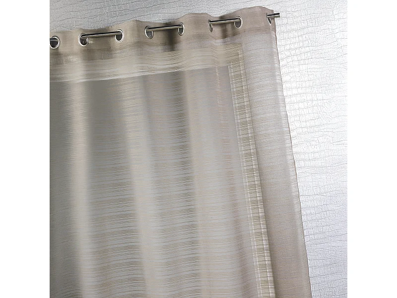 Fertigvorhang mit feinen Querstreifen