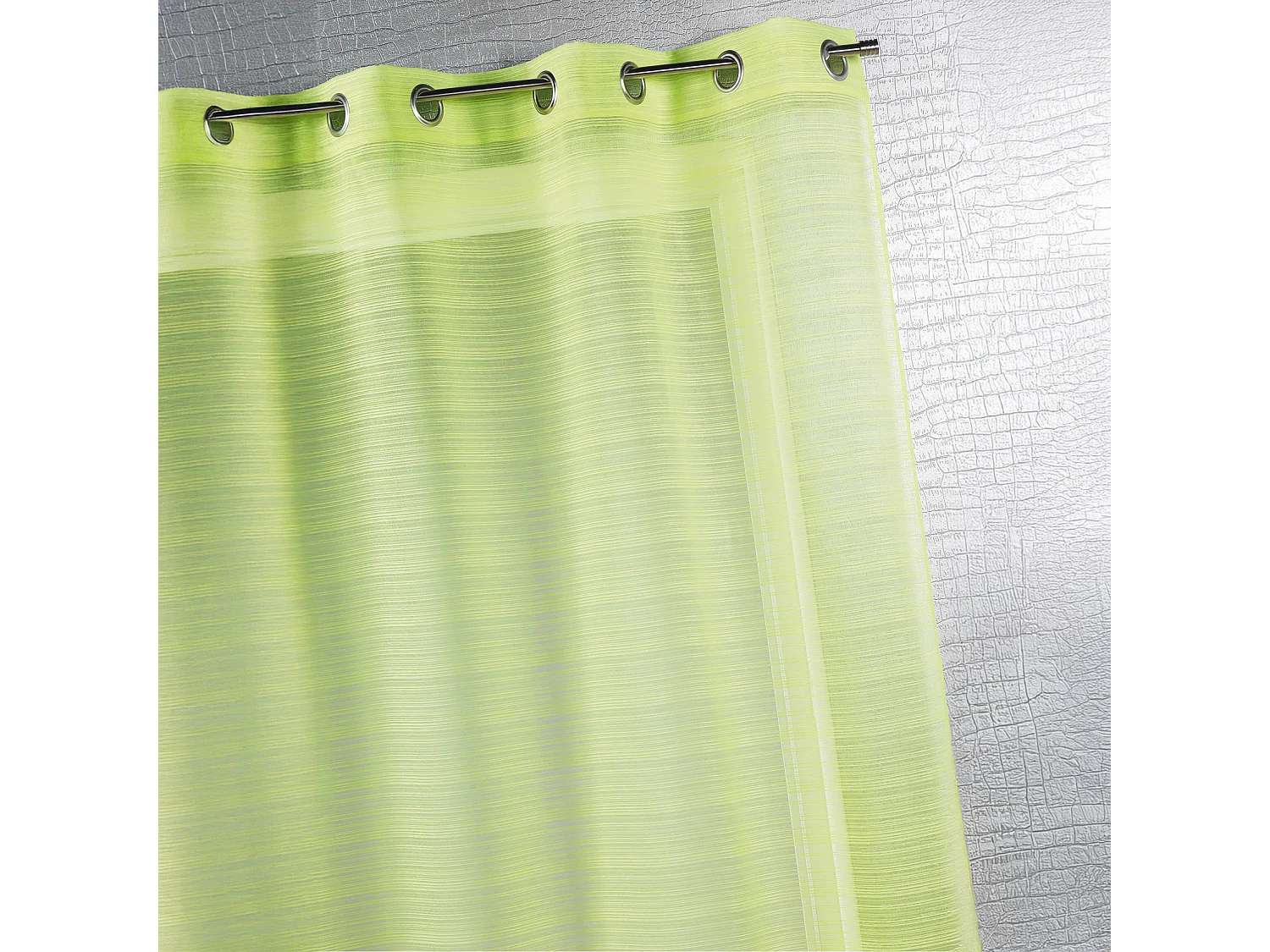 Fertigvorhang mit feinen Querstreifen