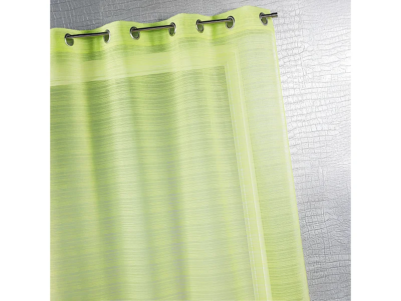 Fertigvorhang mit feinen Querstreifen
