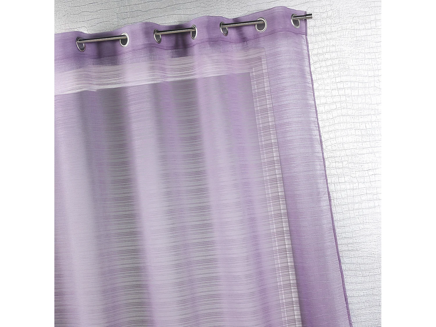 Fertigvorhang mit feinen Querstreifen