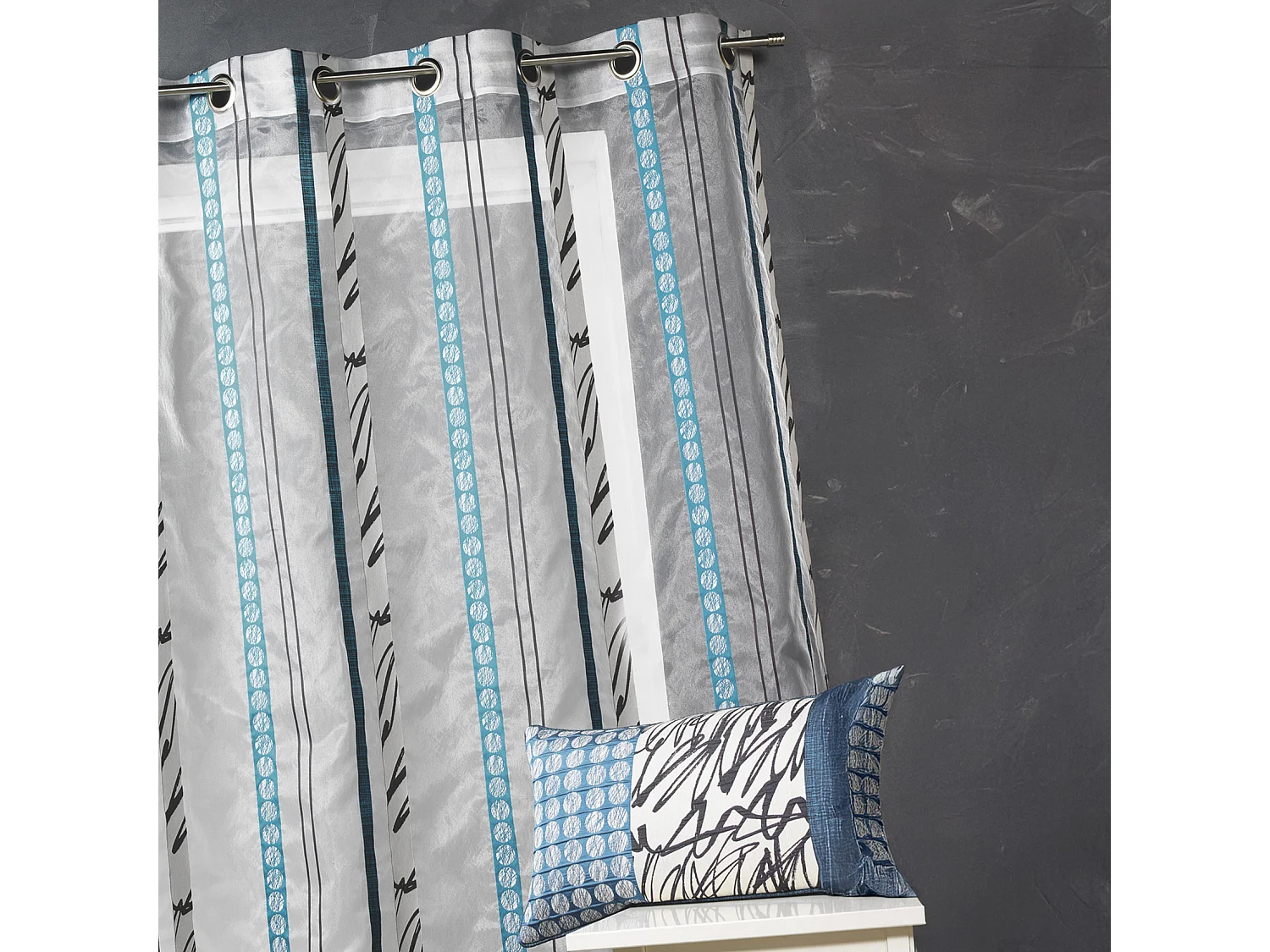 Voilage en organza à fines rayures zébrées