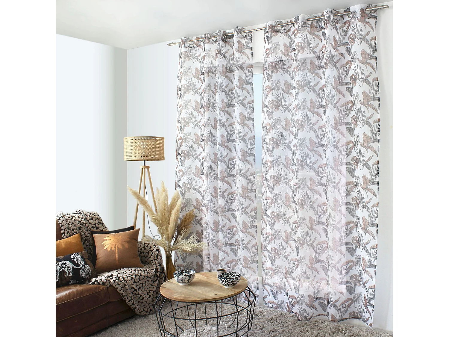 Vorhang mit metallischem Druck und Ösen