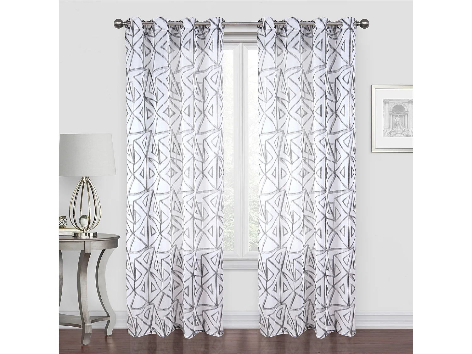 Par de cortinas con motivos triangulares