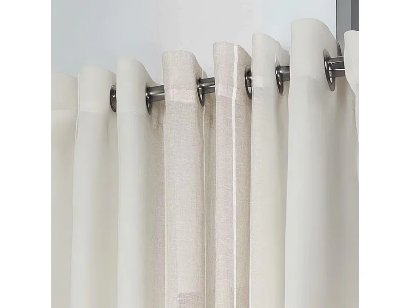 Voilage avec fines rayures verticales