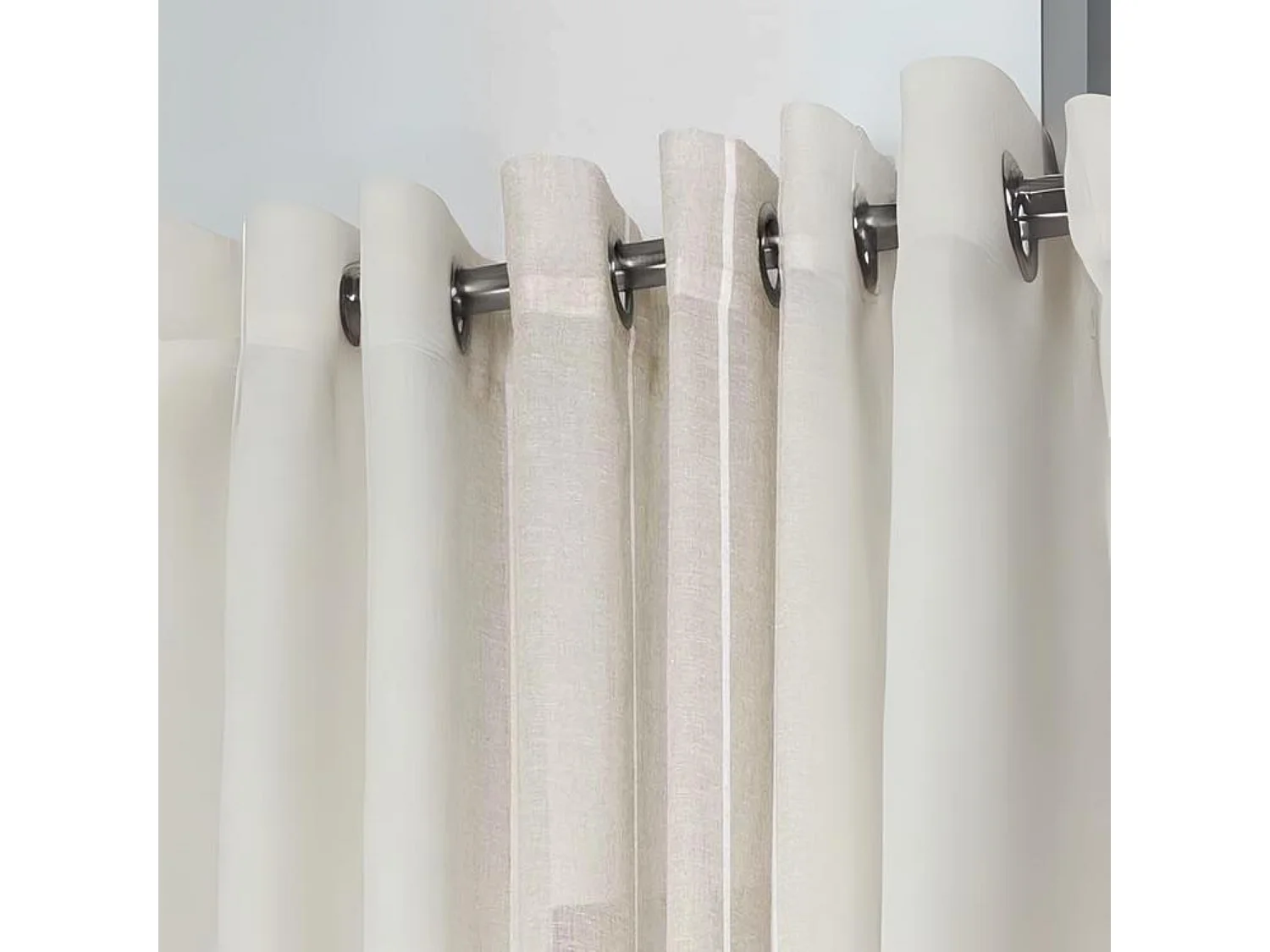 Voilage avec fines rayures verticales