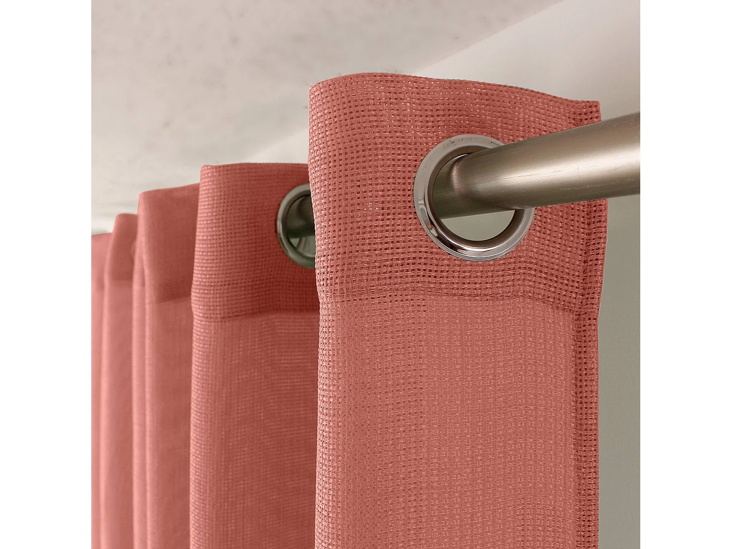 Einfacher Vorhang mit Lochmuster und Ösen