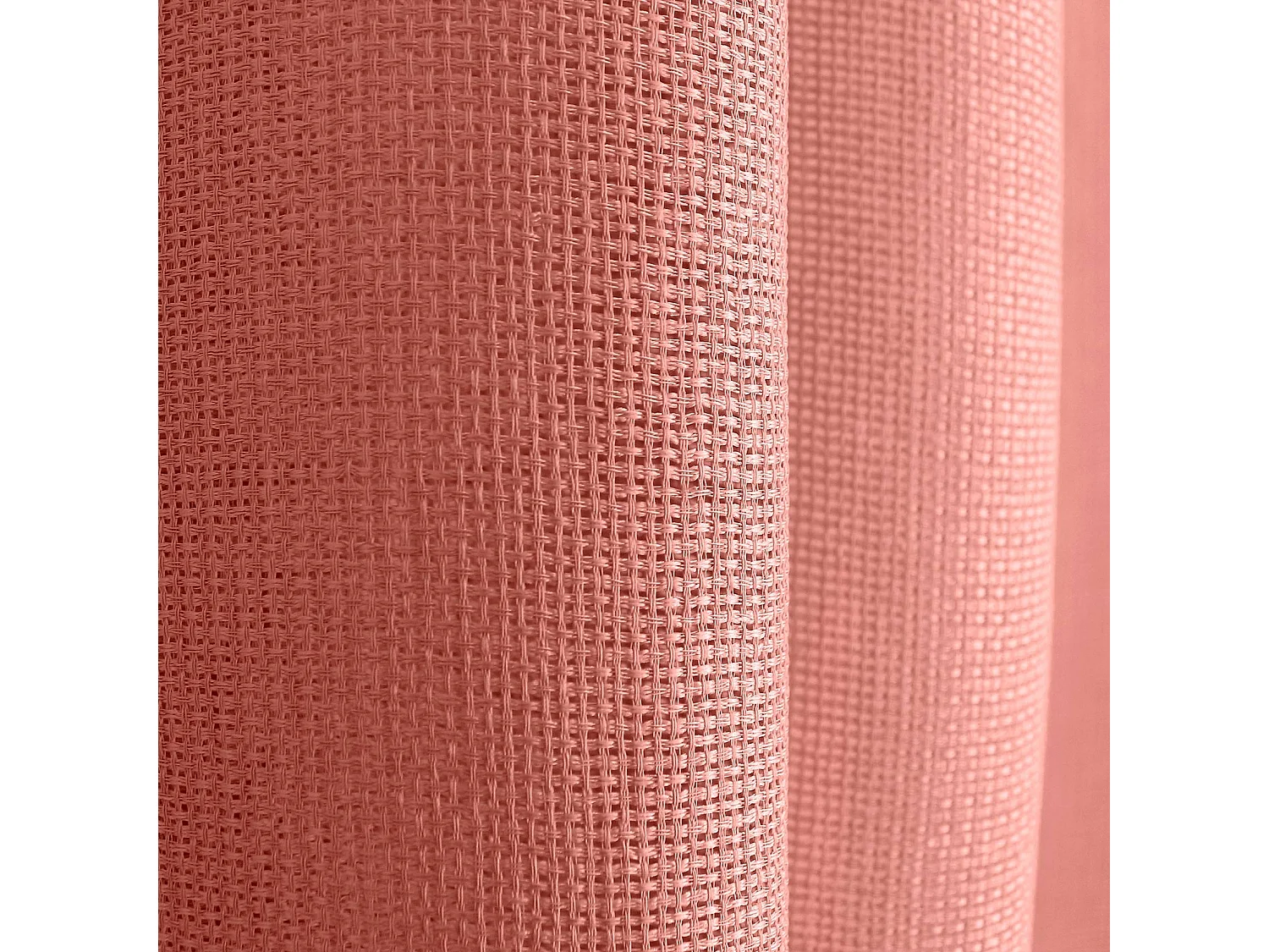 Einfacher Vorhang mit Lochmuster und Ösen