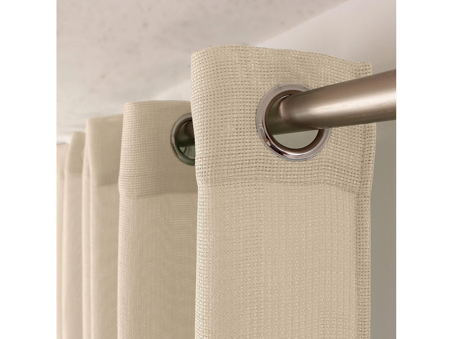 Einfacher Vorhang mit Lochmuster und Ösen