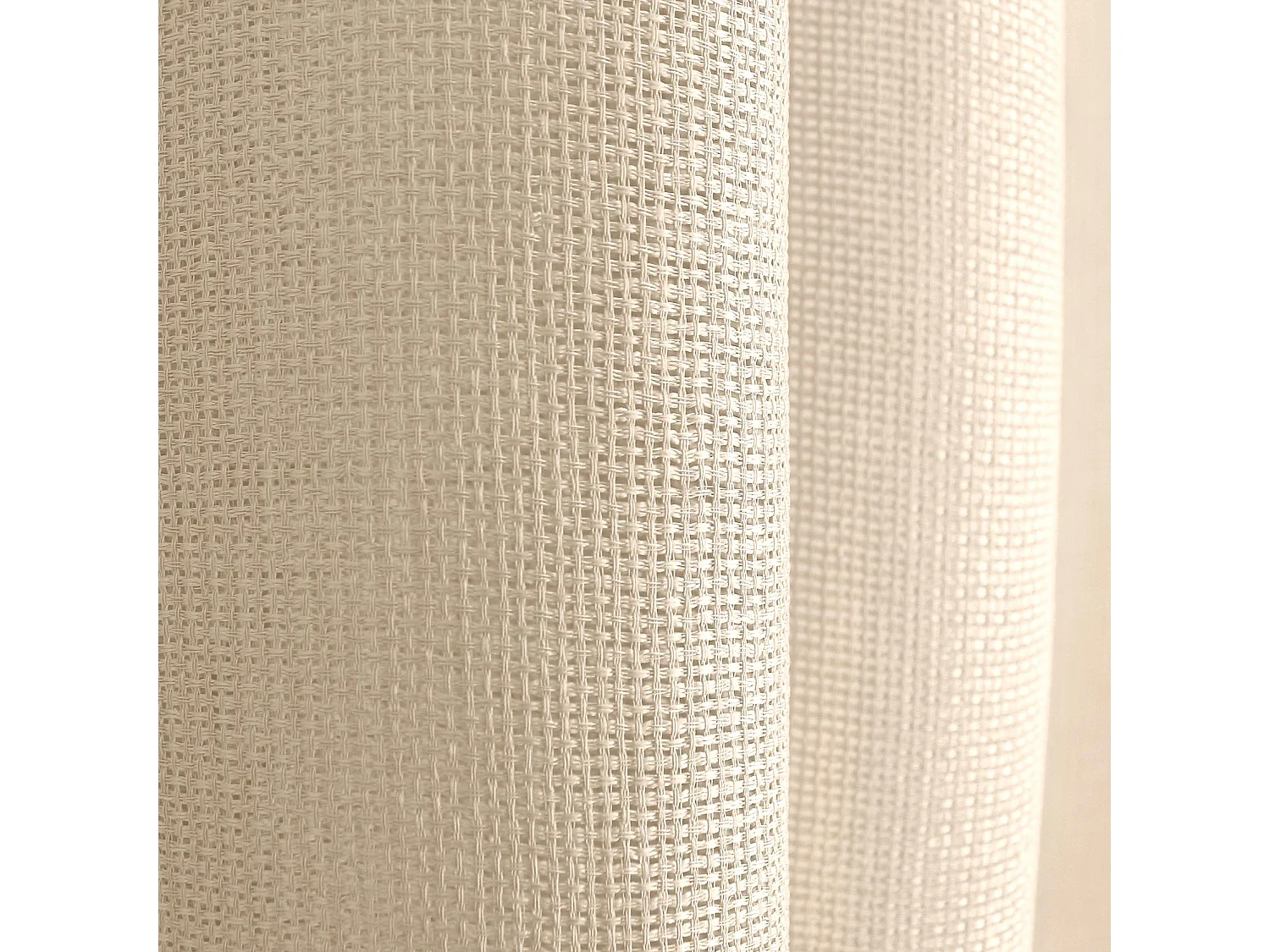 Einfacher Vorhang mit Lochmuster und Ösen