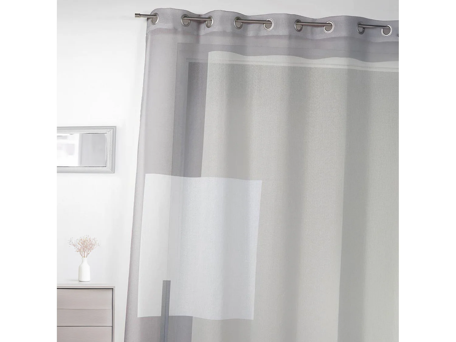 Visillo en estameña estampado con motivos gráficos