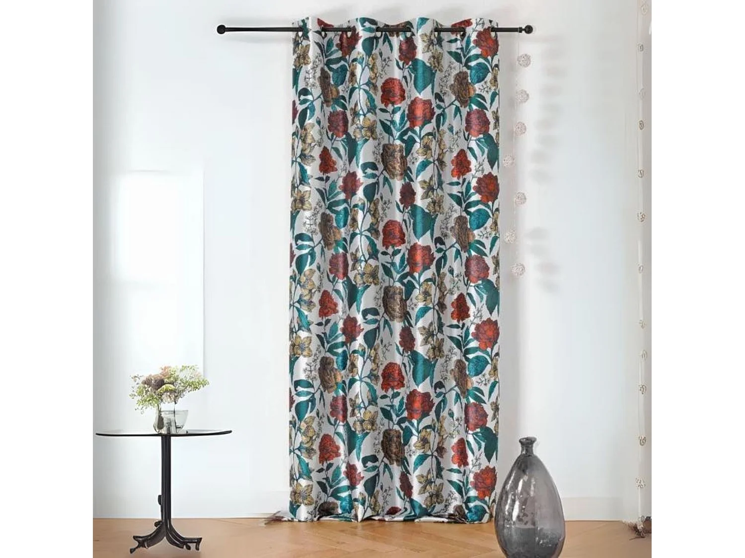 Voilage opaque et fleuri