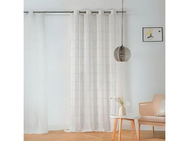 Voilage brodé d'un fil guipé