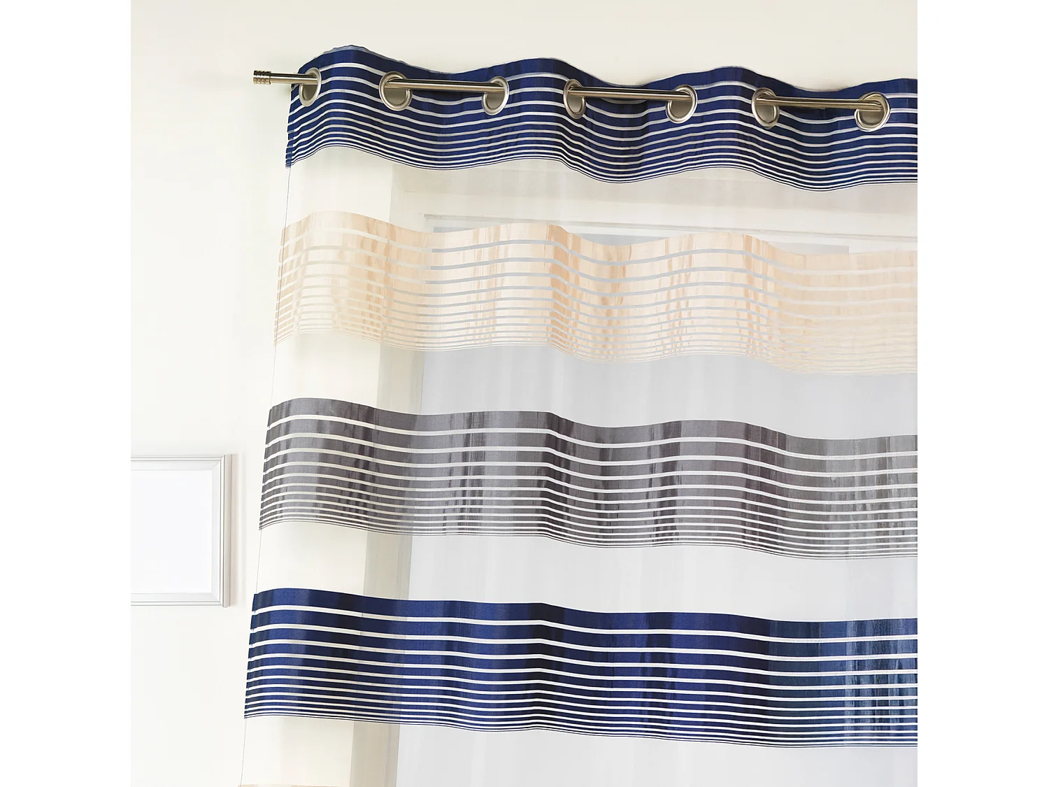 Visillo en organza a finas rayas horizontales