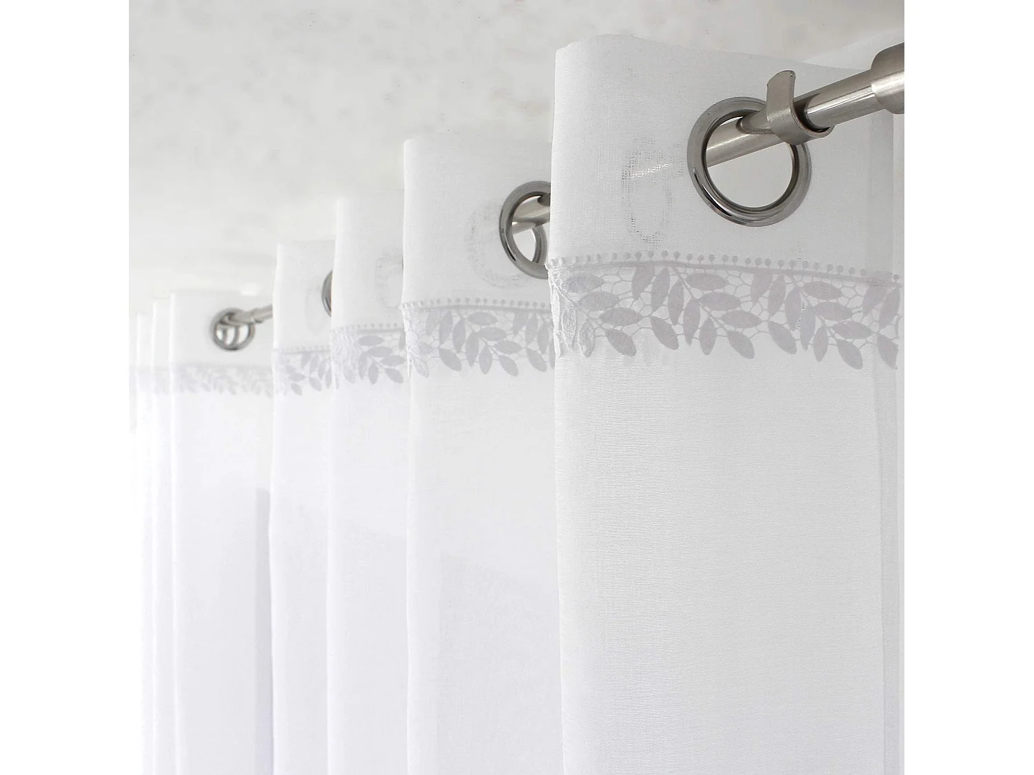 Voilage tamisant avec galon feuille en macramé