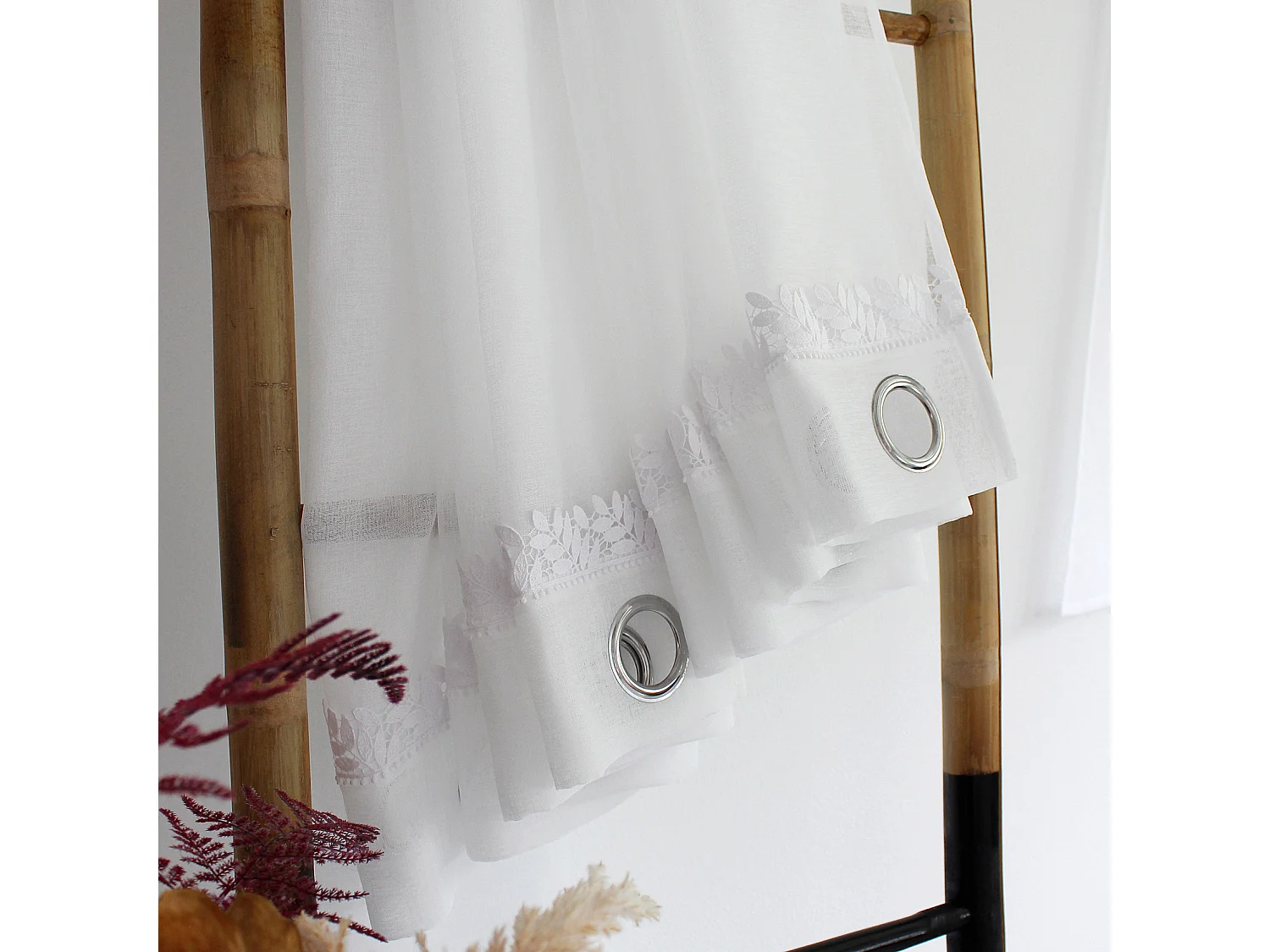 Voilage tamisant avec galon feuille en macramé