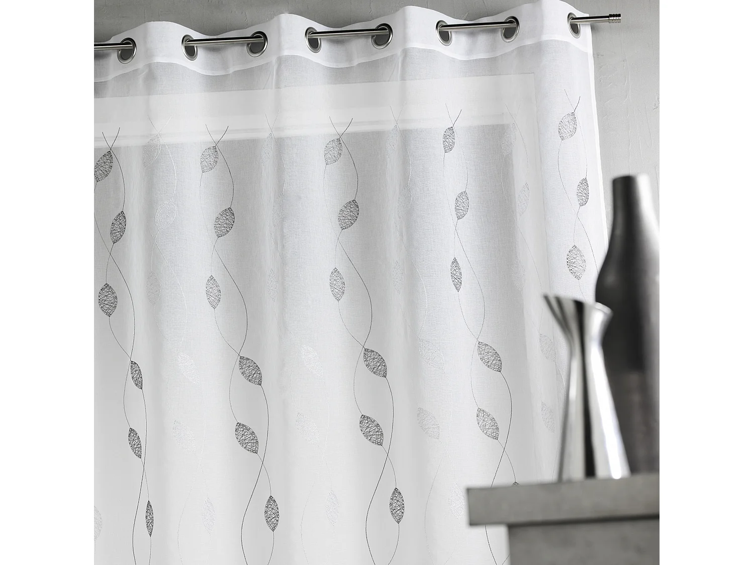 Tejido vaporoso y hojas bordadas