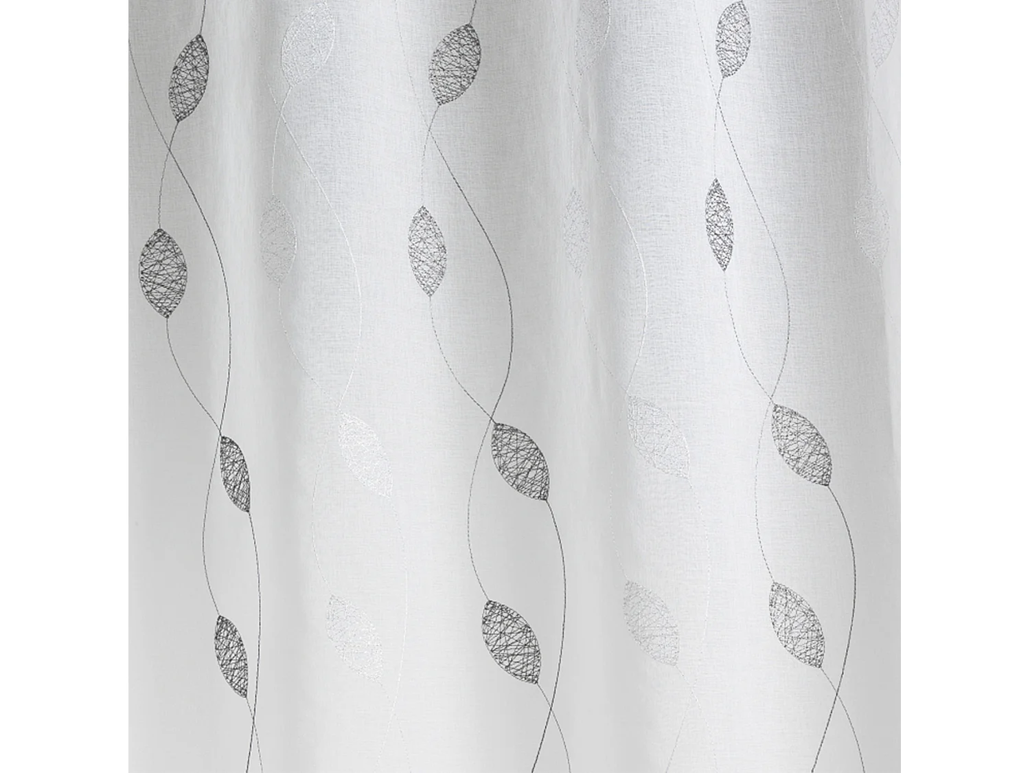 Tejido vaporoso y hojas bordadas