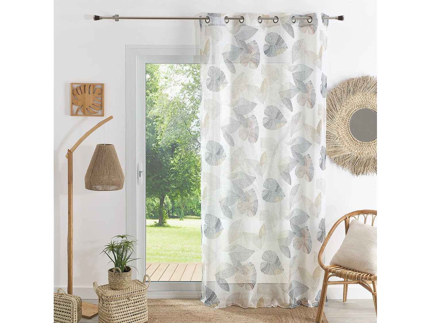 Voilage tamisant aux impressions de feuilles