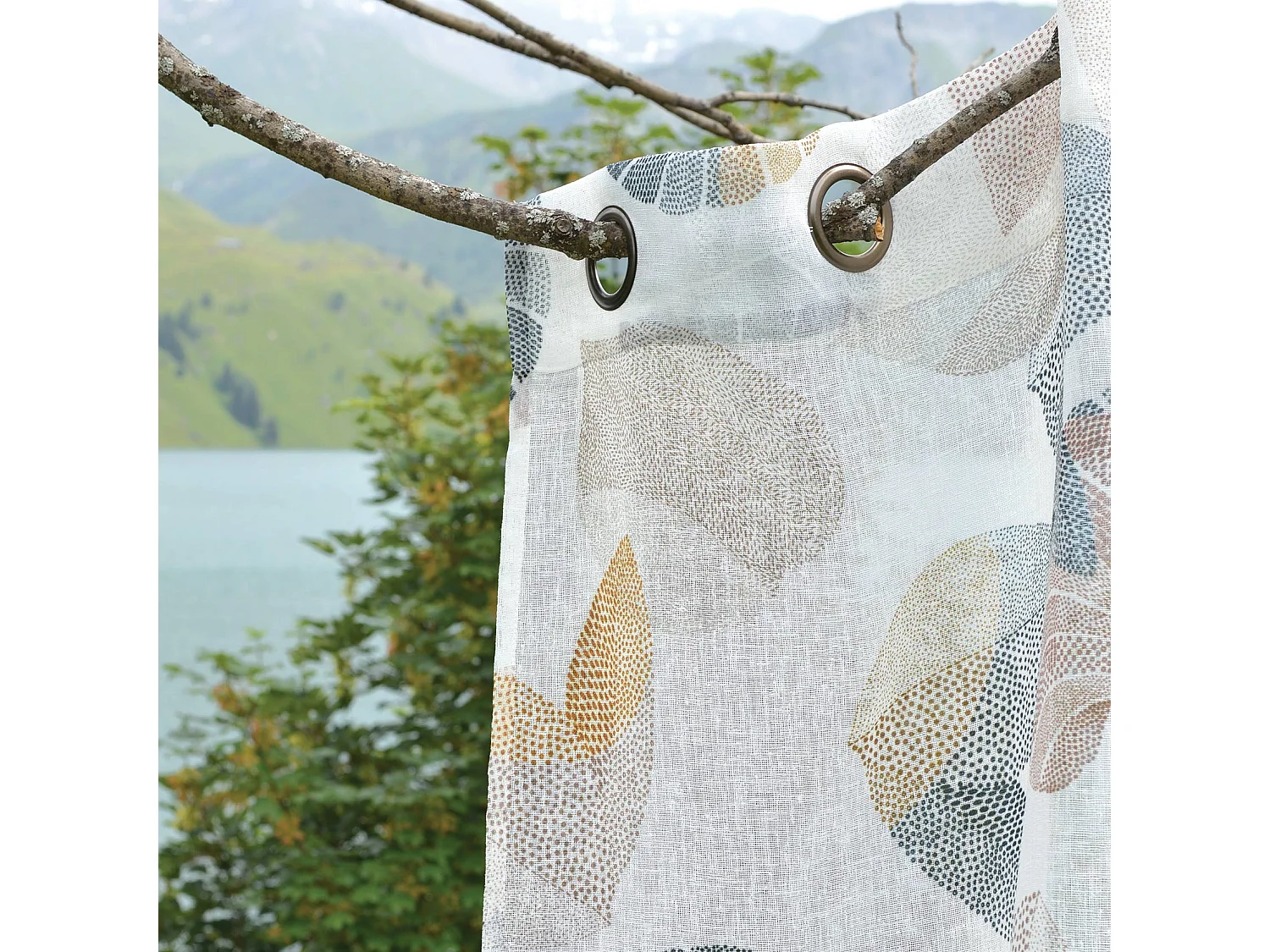 Voilage tamisant aux impressions de feuilles