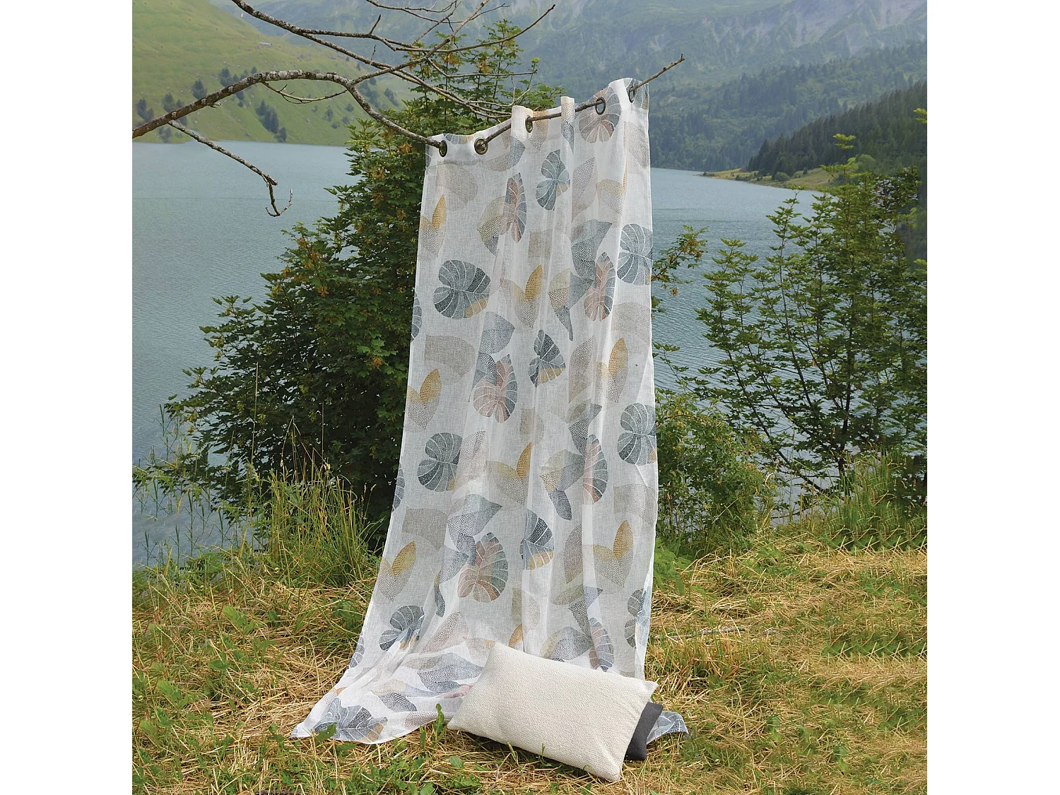 Voilage tamisant aux impressions de feuilles