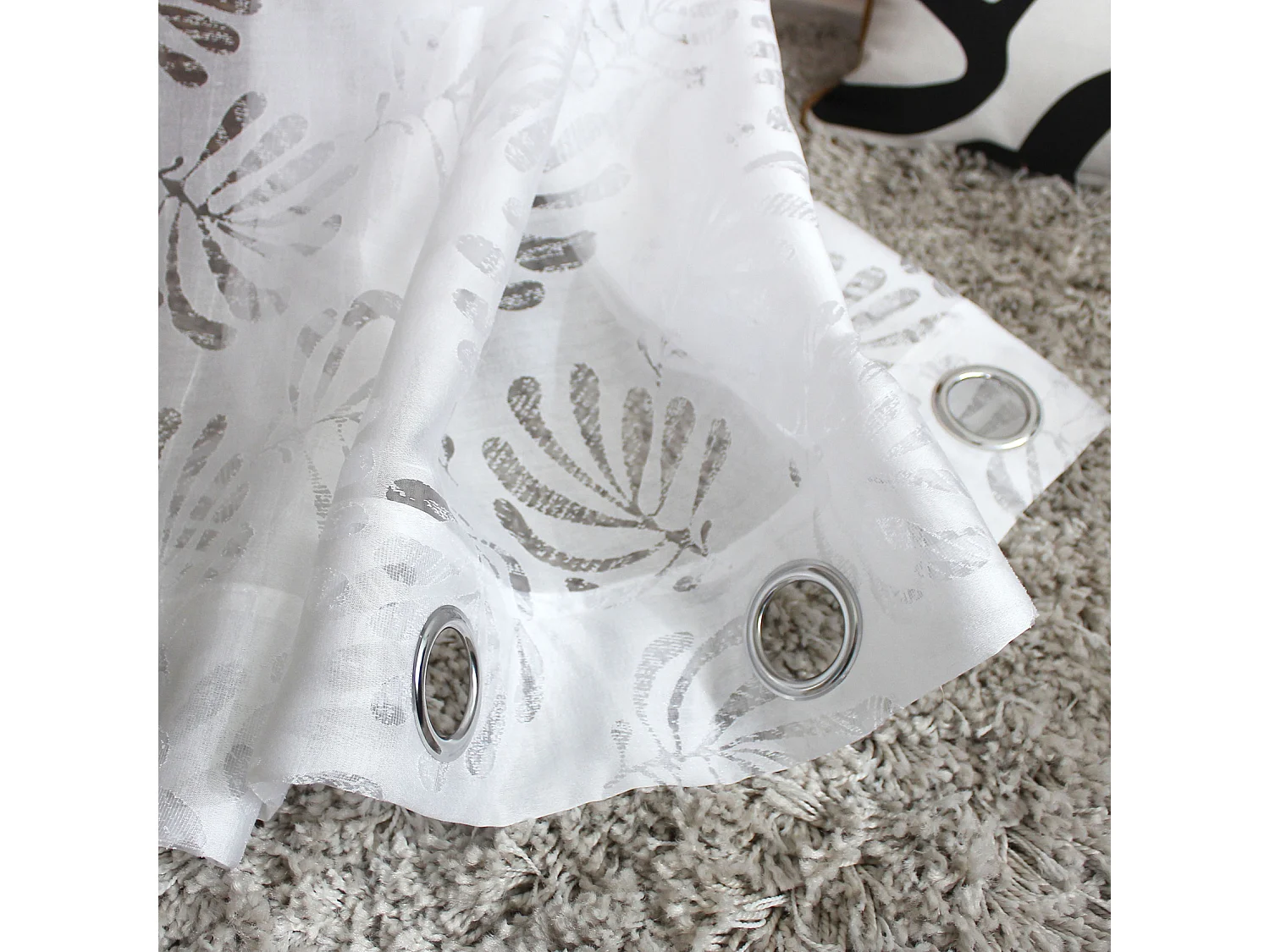 Gardine mit abstraktem Blättermuster