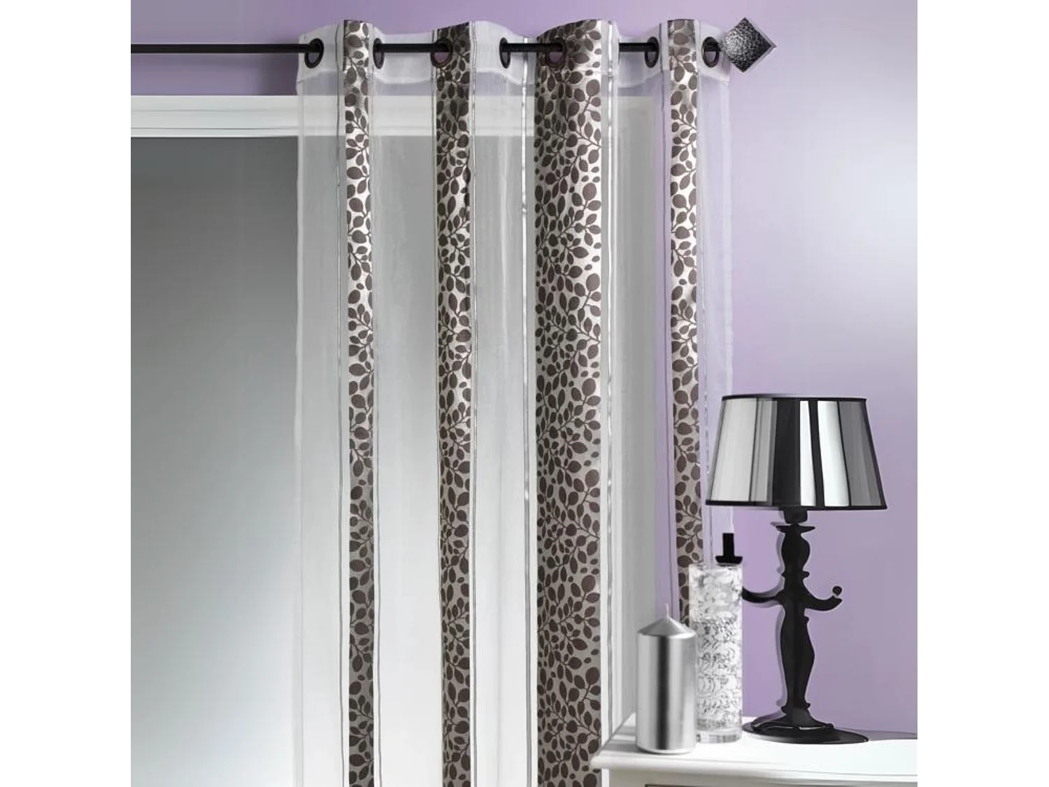 Organzavorhang mit einem Jacquard Blumenmotiv