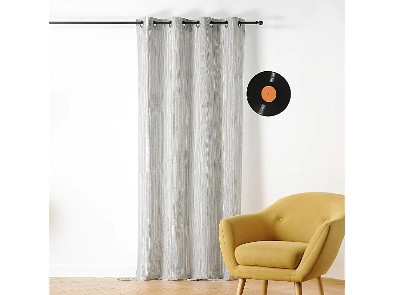 Ösenvorhang aus Recyceltem Stoff mit Feinen Streifen