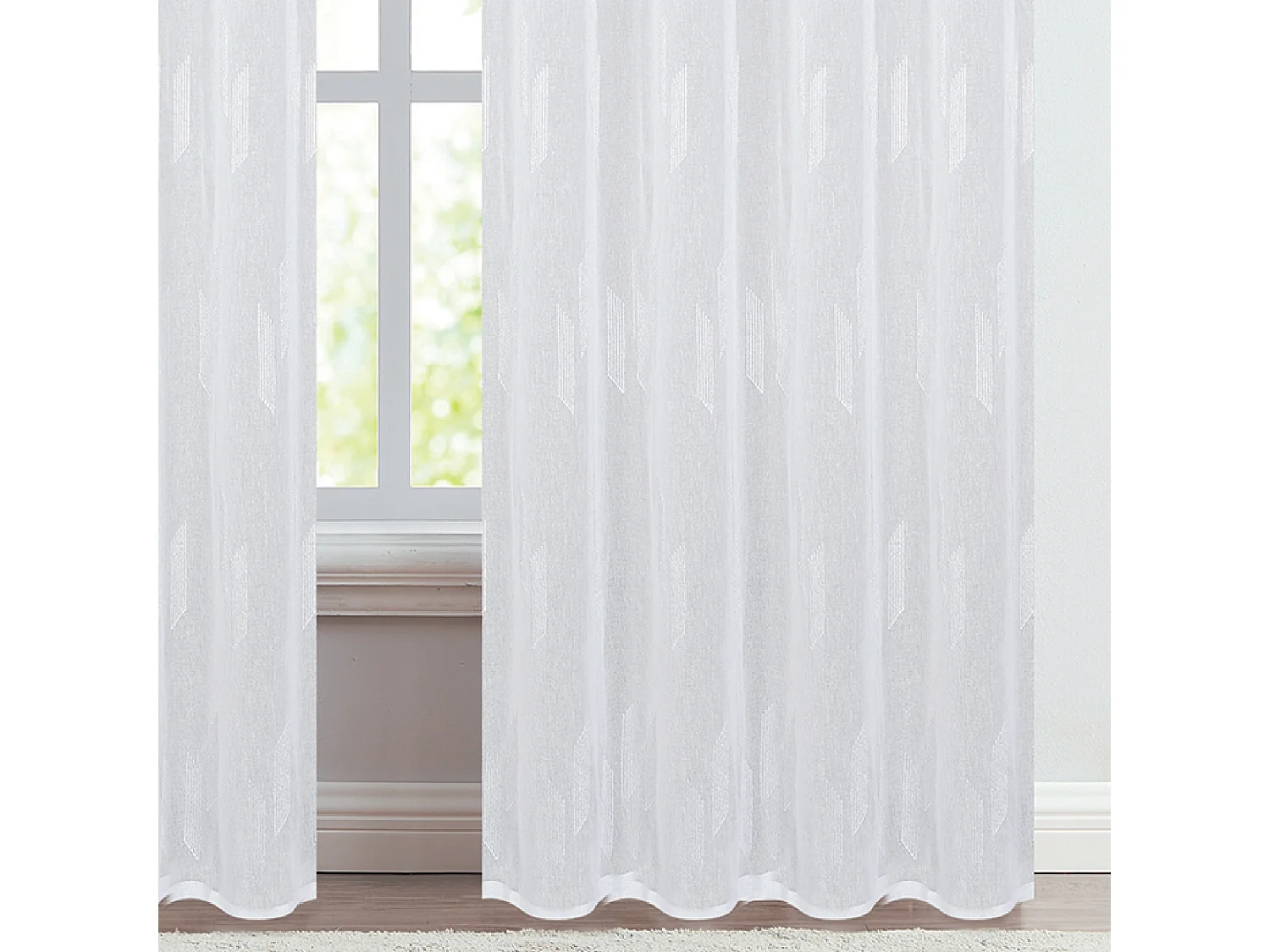 Vorhang mit glänzender Stickerei und Ösen