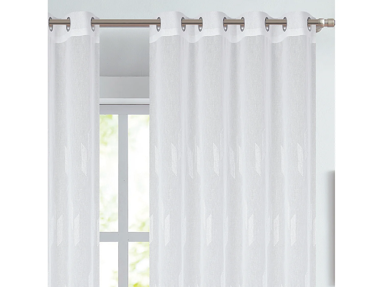 Vorhang mit glänzender Stickerei und Ösen