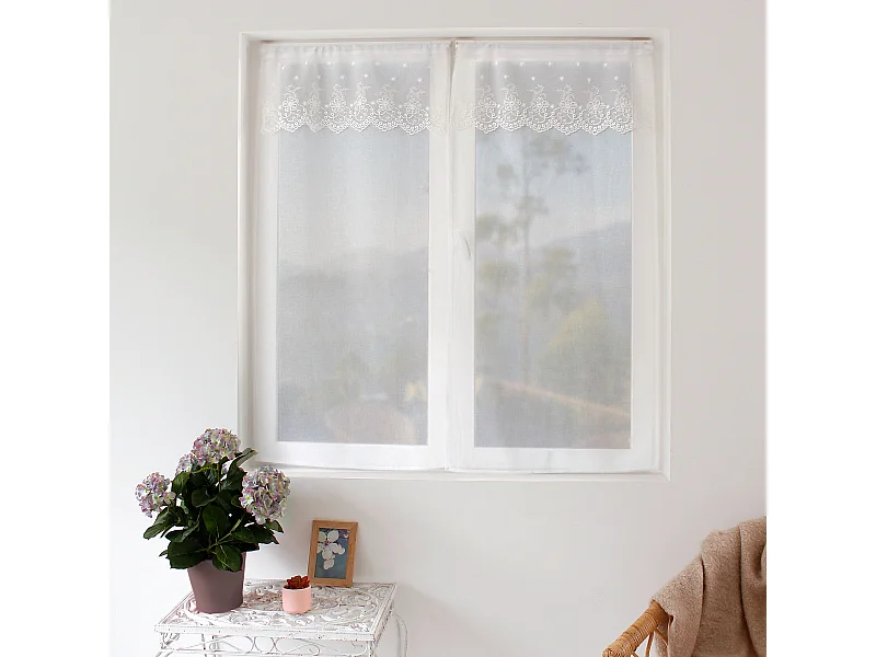 Par de cortinas con parte superior con volante bordado