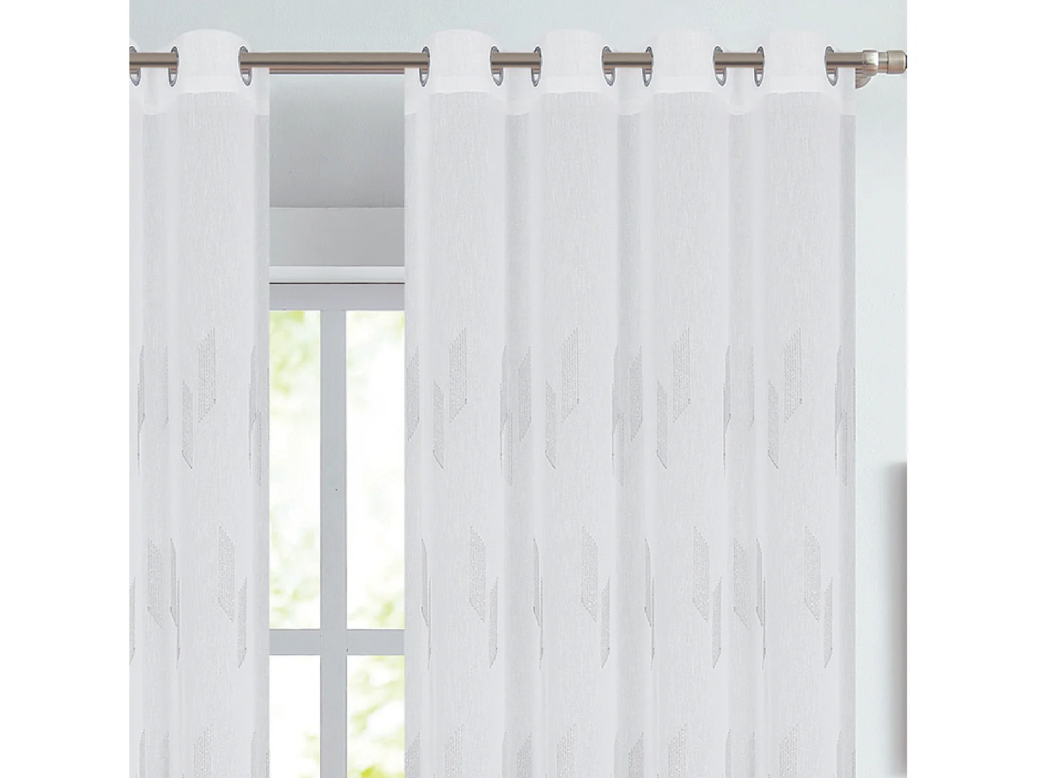 Vorhang mit glänzender Stickerei und Ösen