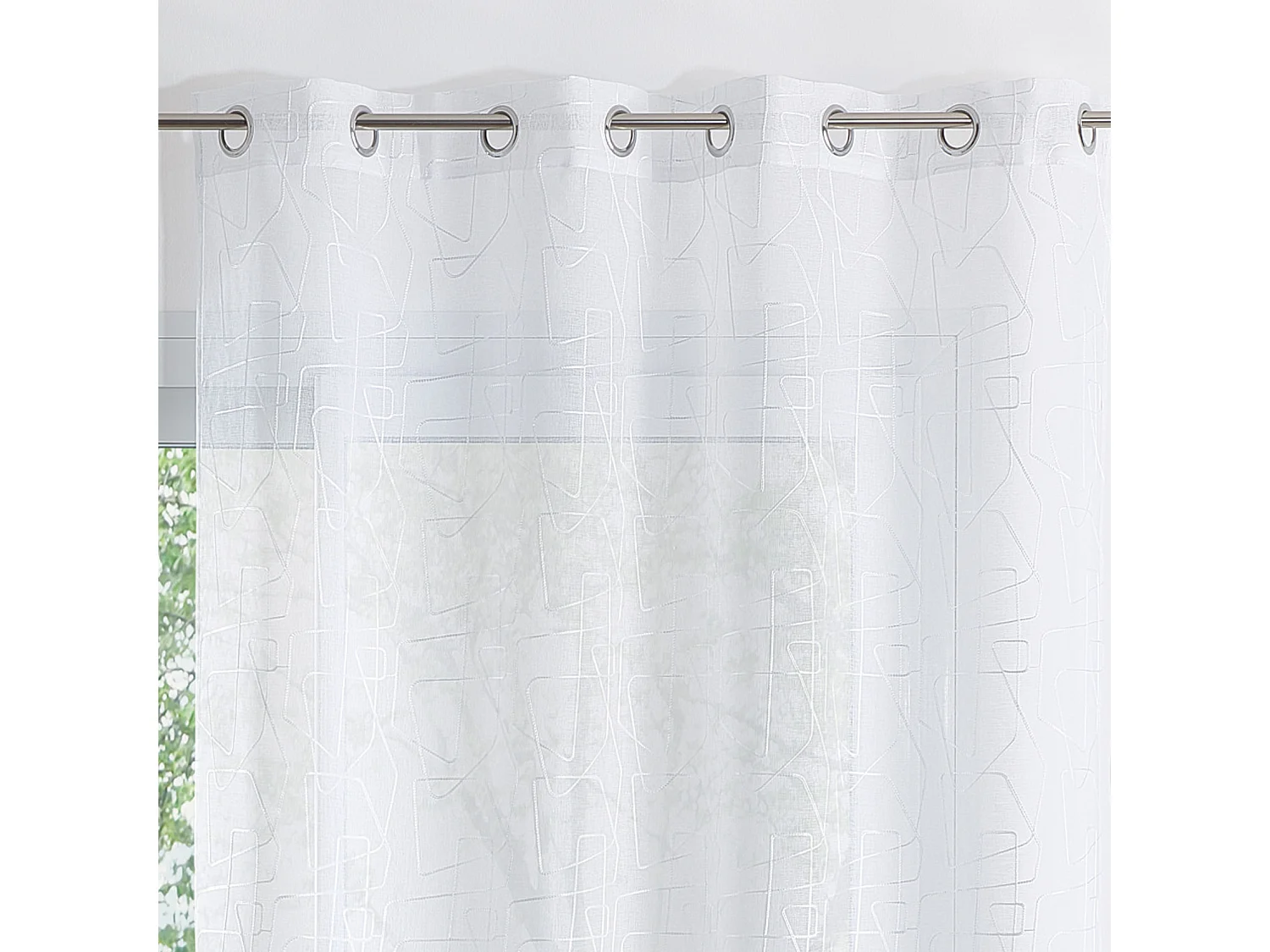 Bestickter Voile im grafischen Stil