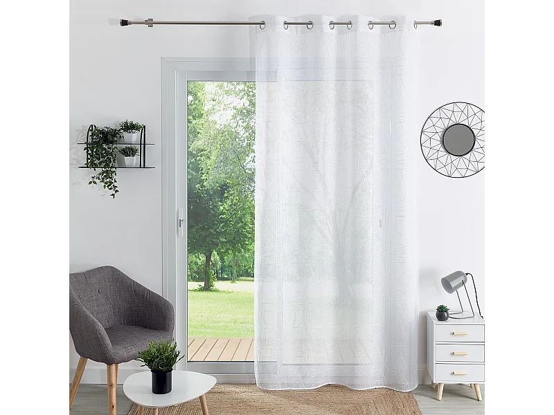 Bestickter Voile im grafischen Stil