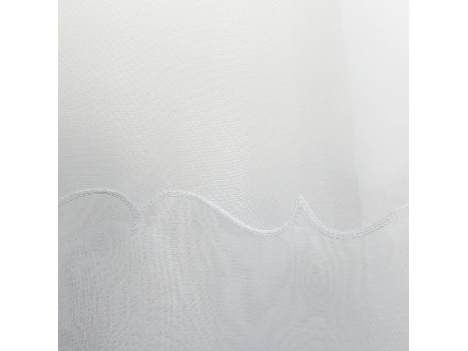 Visillo bordado Cornely con cinta fruncidora