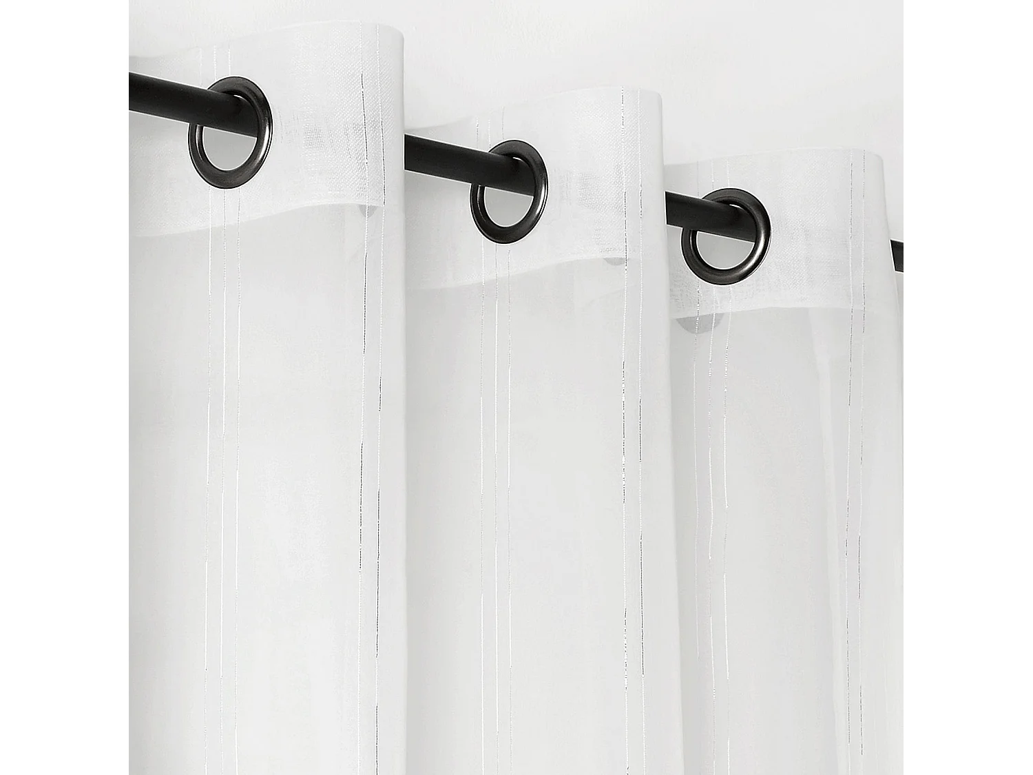 Voilage aux liserets argentés