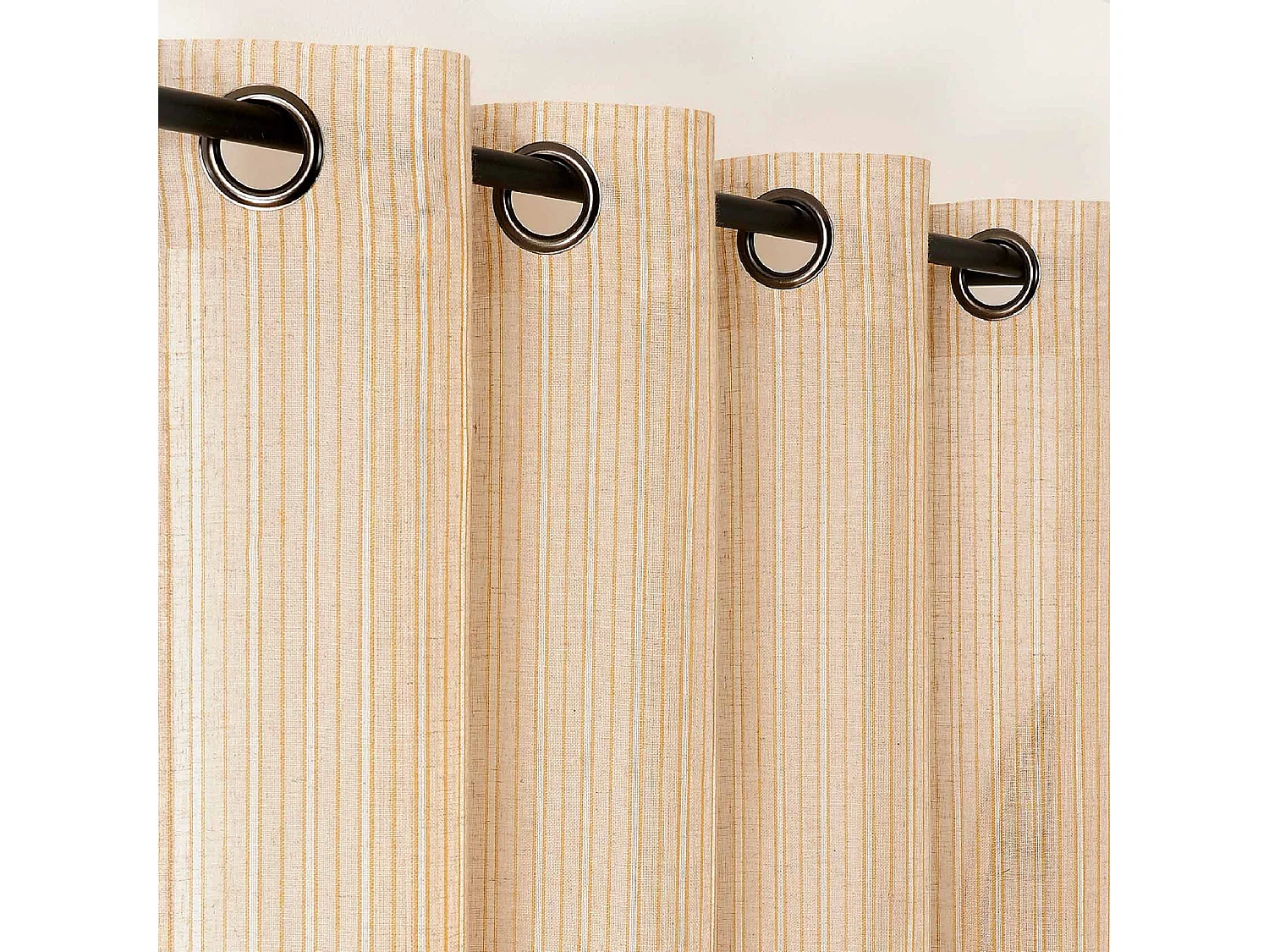 Voilage tamisant au charme authentique