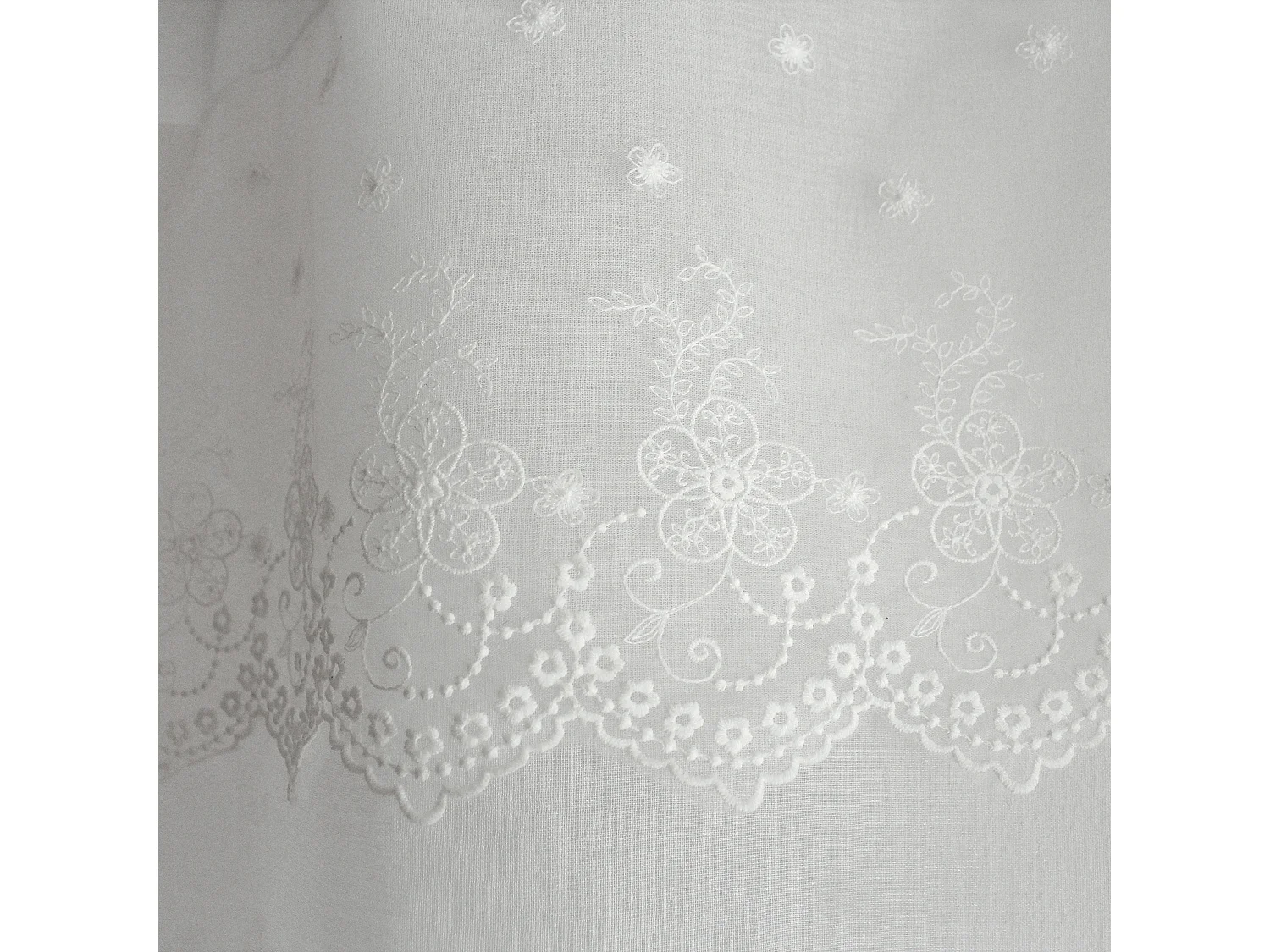 Schleier aus Etamin mit besticktem Volant-Top