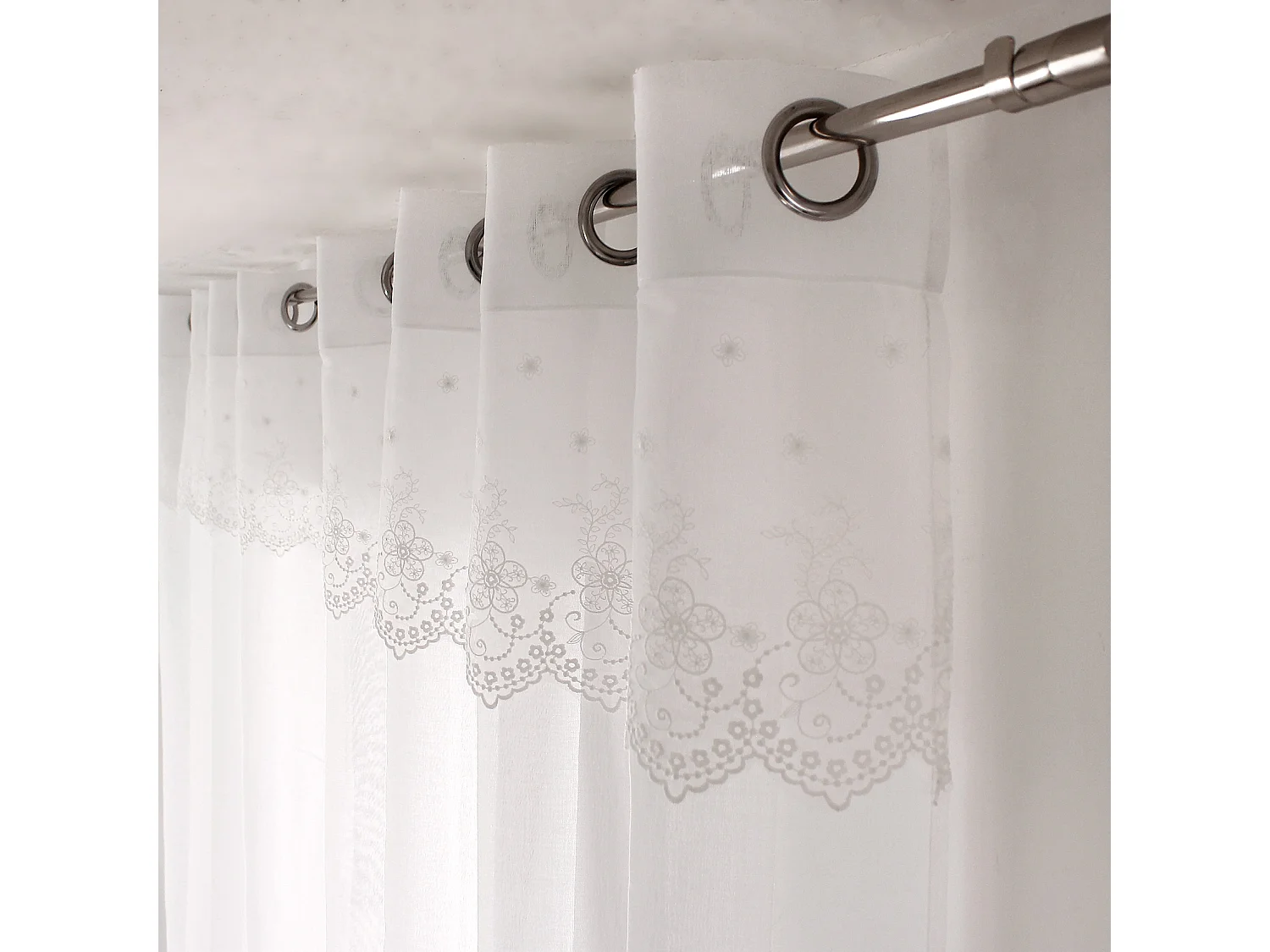 Schleier aus Etamin mit besticktem Volant-Top