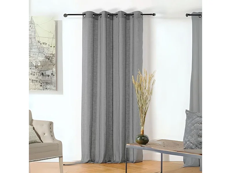 Vorhang mit feinen schwarzen Streifen