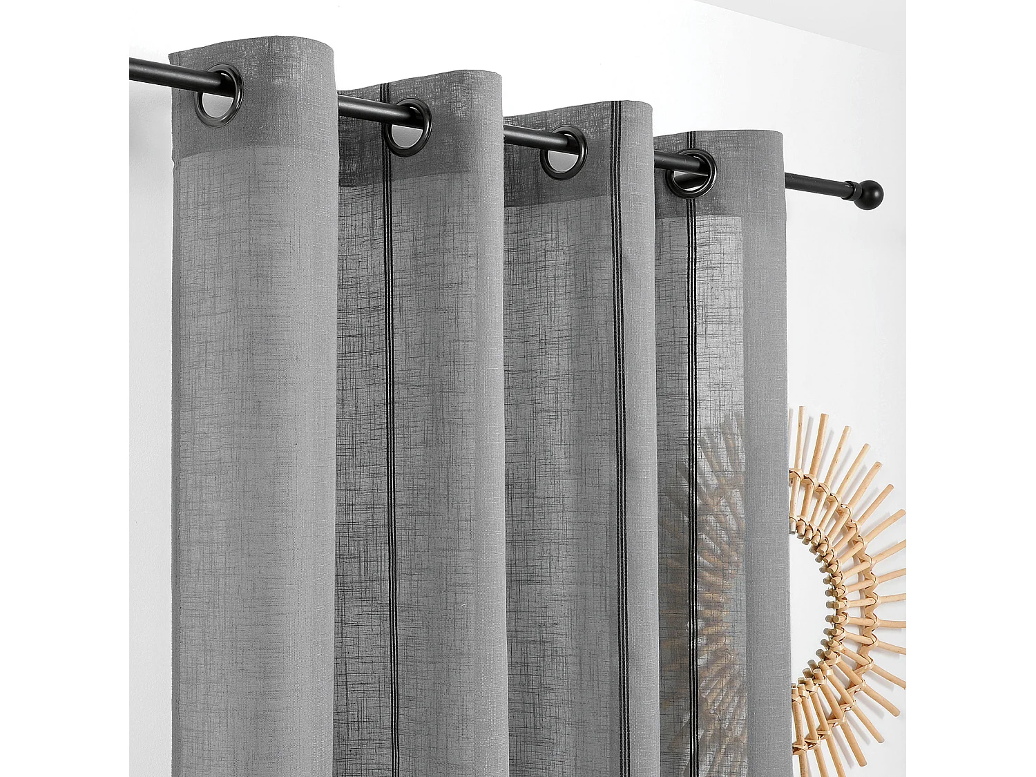 Voilage aux fines rayures noires