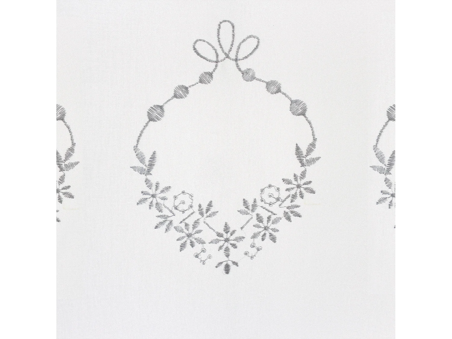 Visillo adornado con 3 bordados