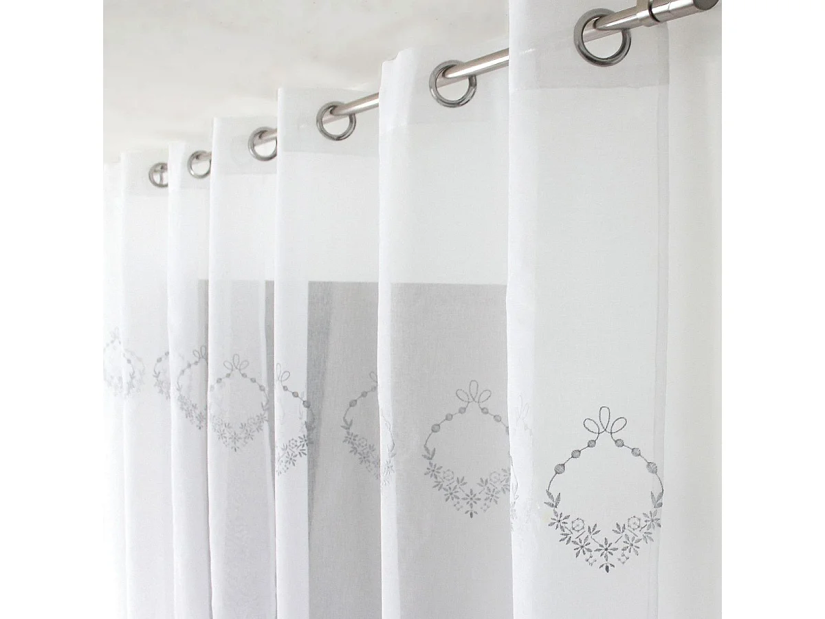 Vorhang verziert mit 3 Stickereien