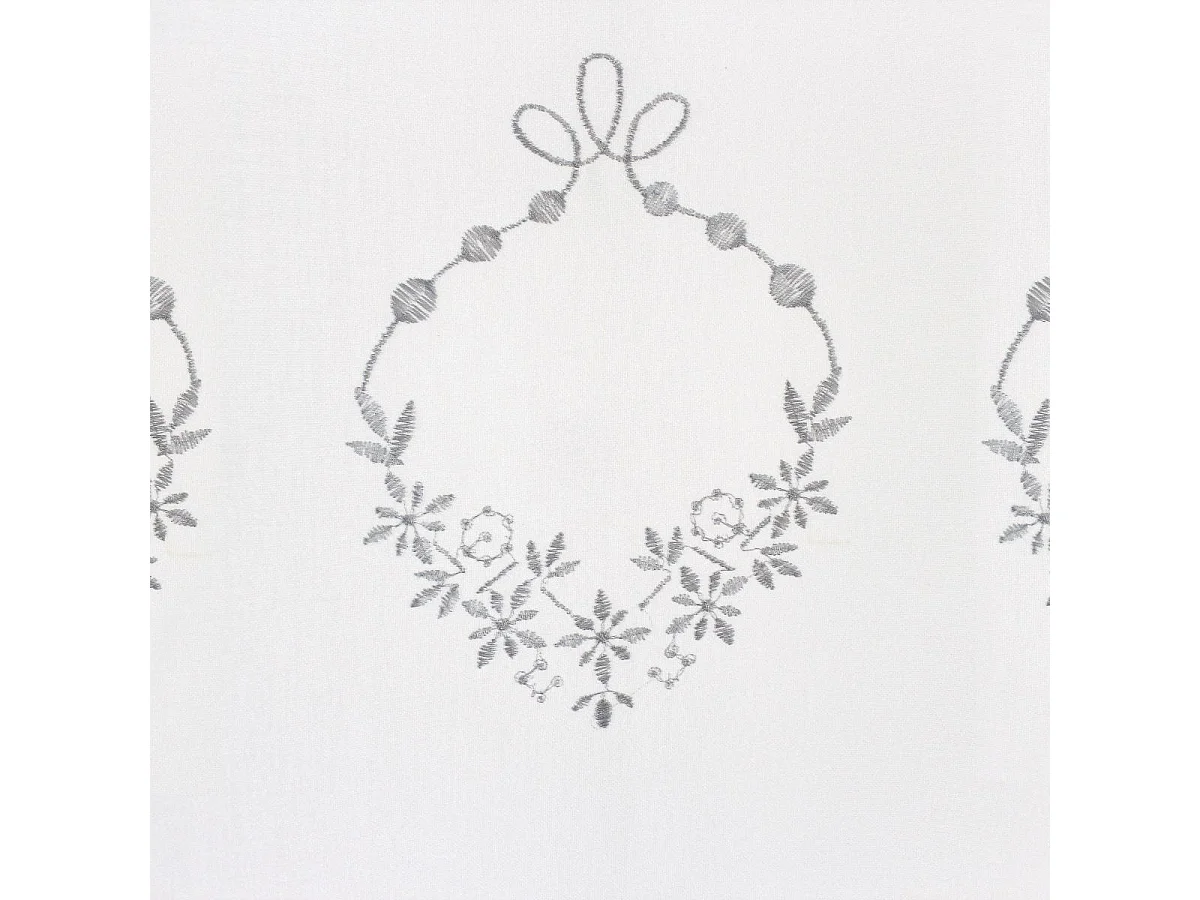 Vorhang verziert mit 3 Stickereien