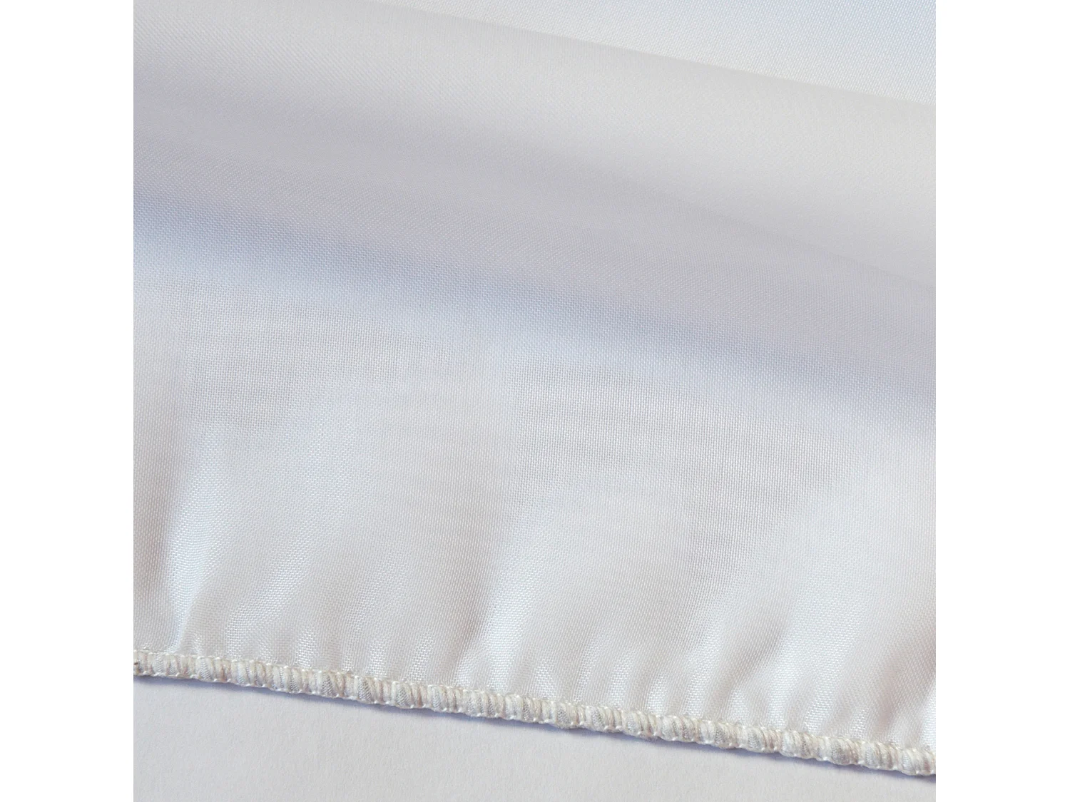 Eleganter Uni-Vorhang mit Bleiband und Faltenband