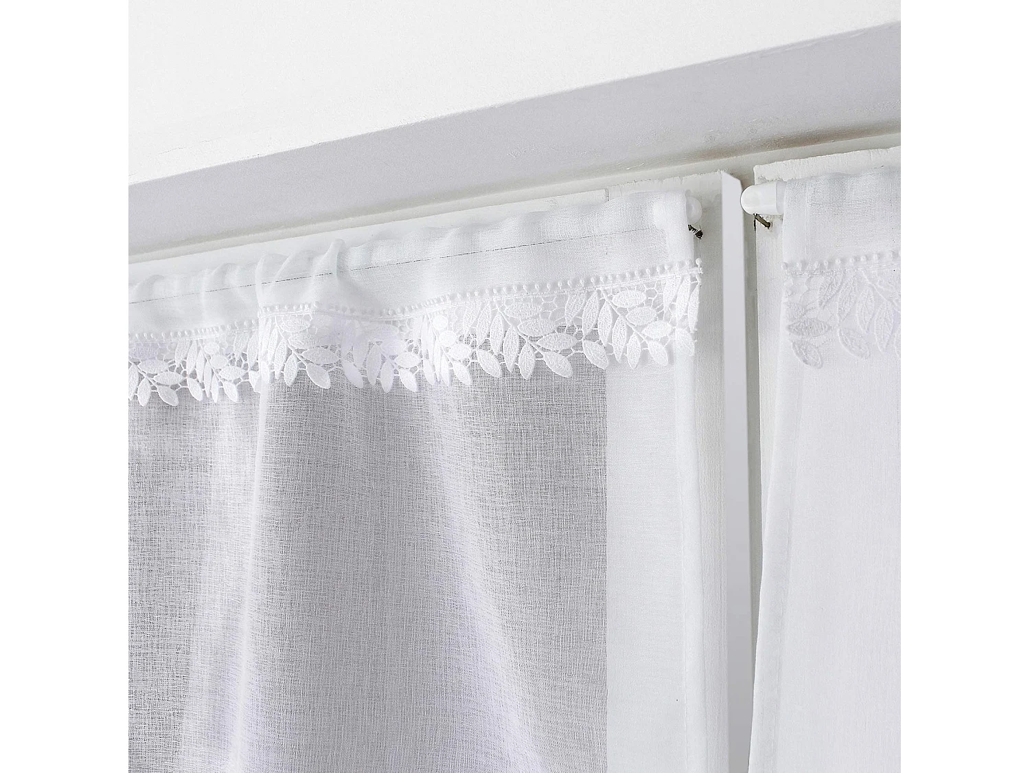 Pareja de visillos con galón de macramé