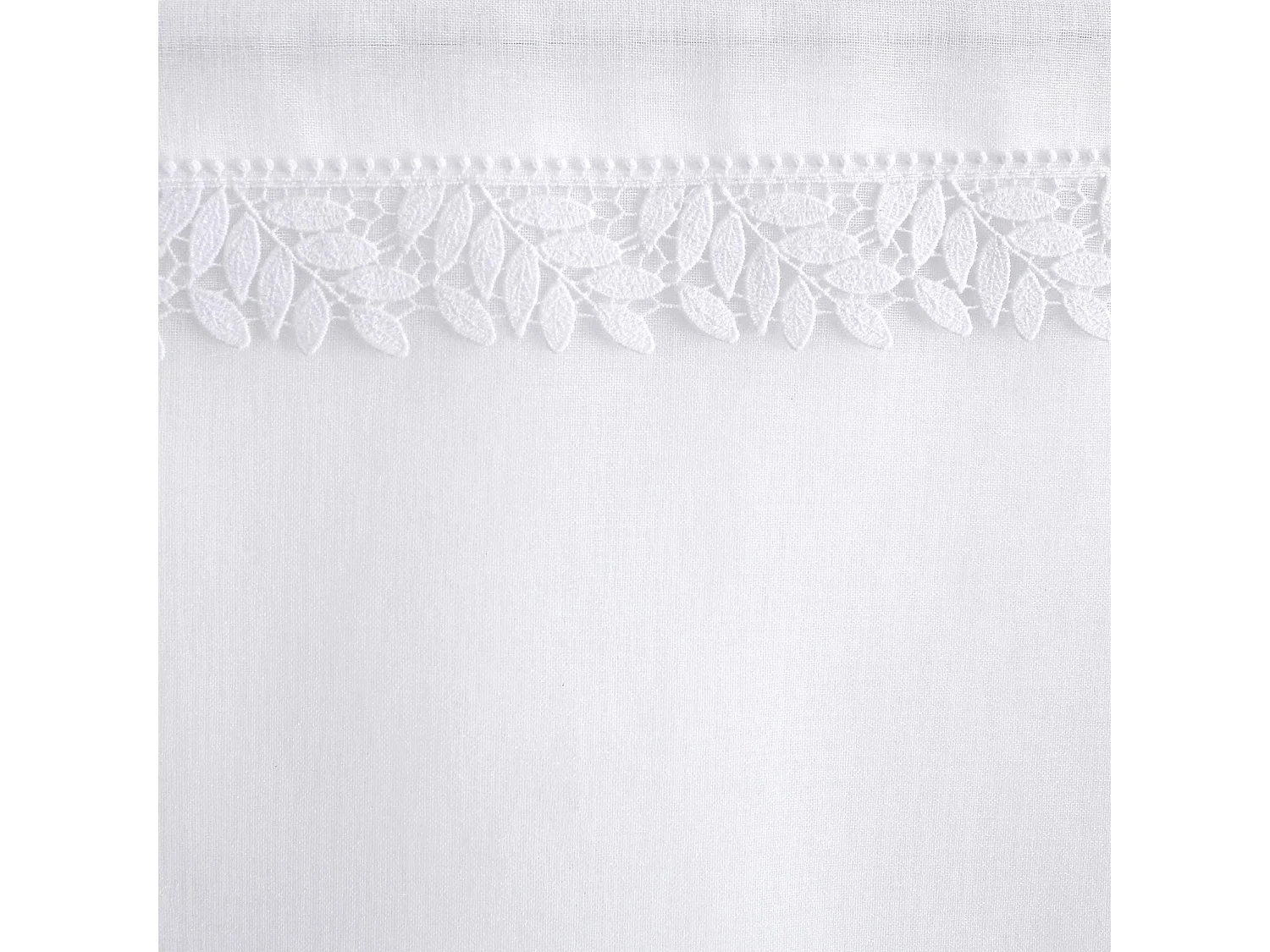 Pareja de visillos con galón de macramé