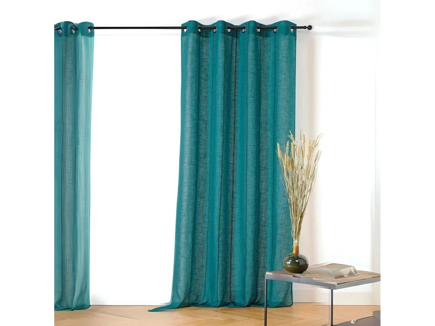 Voilage aux fines rayures noires