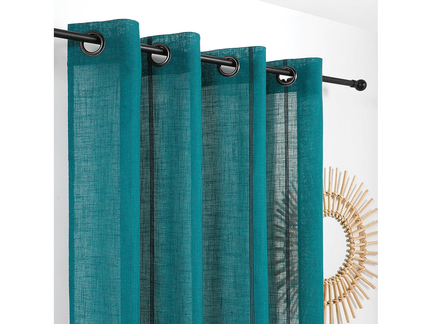 Voilage aux fines rayures noires