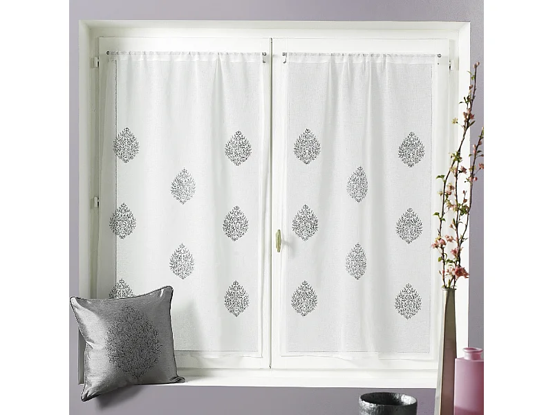 Paire de petits voilages en étamine à motifs brodés